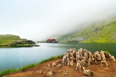 Buzul Gölü puslu sabah. Balea buzul göl Fagaras 