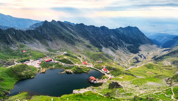 Balea tó, felülről. Jeges-tó, a Transfagarasan — Stock Fotó