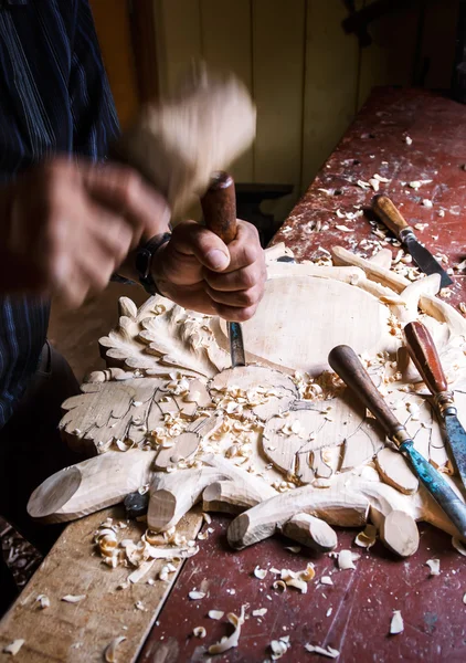 Scultore operaio del legno in azione — Foto Stock