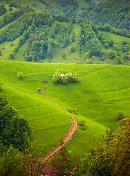 루마니아 산맥에 집으로 — 스톡 사진