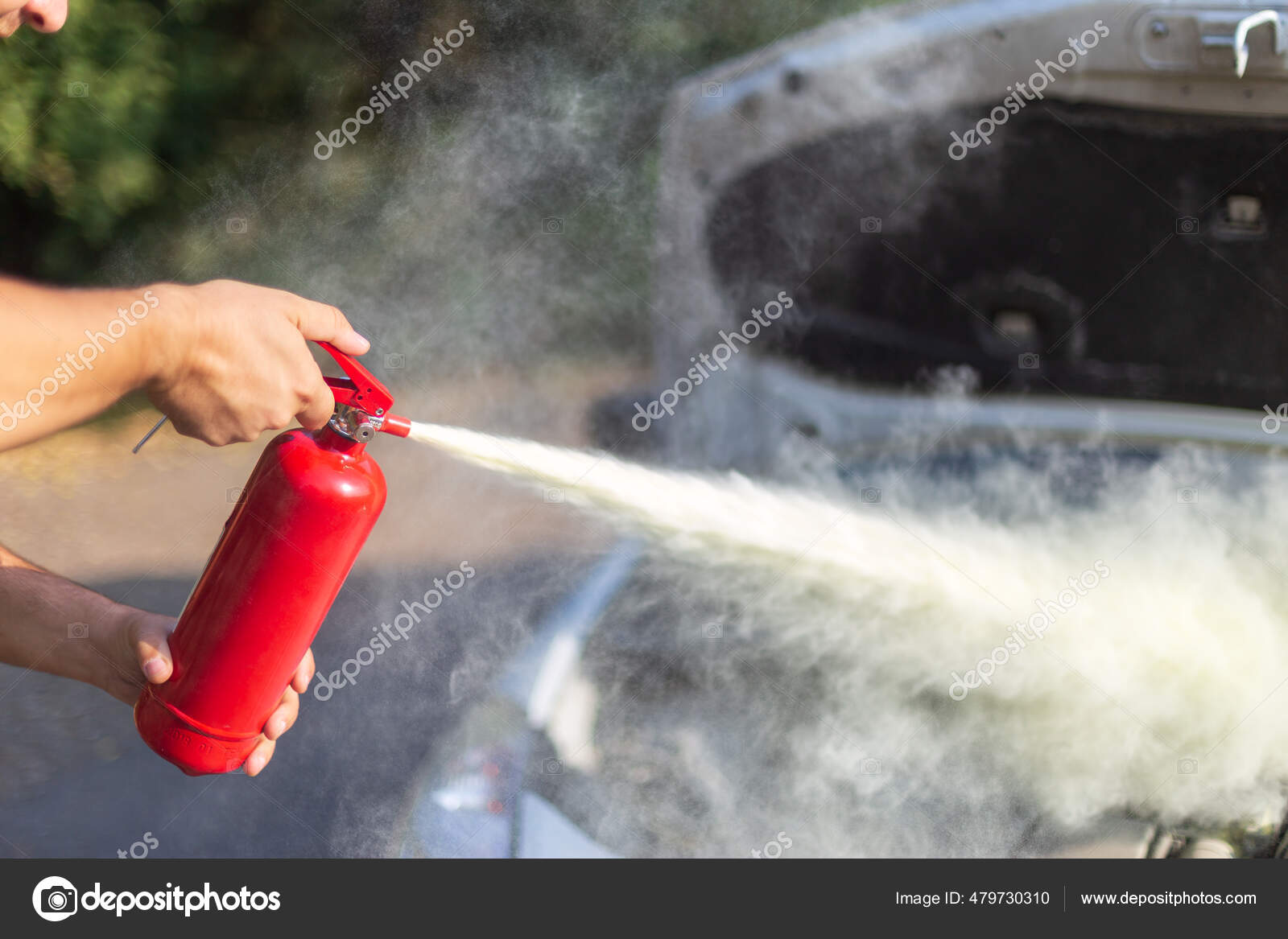 Hombre Que Usa Extintor Para Apagar Fuego Del Motor Del: fotografía de  stock © bymandesigns #479730310