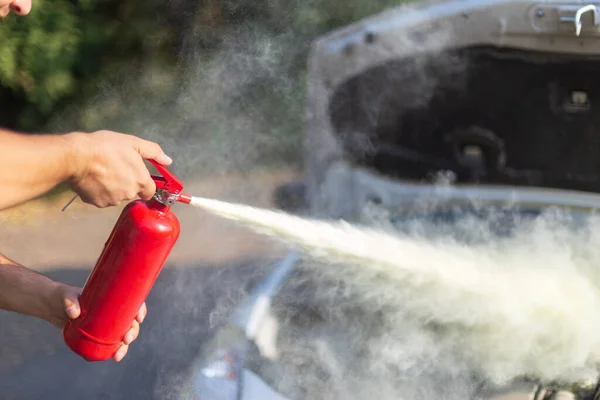 Homme Qui Utilise Extincteur Pour Éteindre Feu Moteur Voiture — Photo