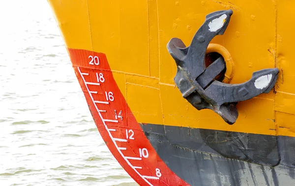 Bug eines Schiffes mit Skalennummer und Anker — Stockfoto