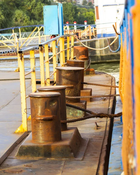 Close up vessel moored to the shore — Stock Photo, Image