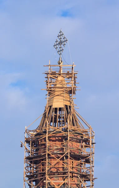 Igreja campanário em andaimes — Fotografia de Stock