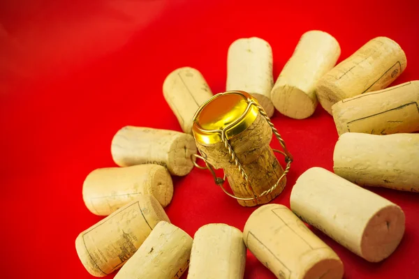 Korek szampana, otoczony przez korki — Zdjęcie stockowe
