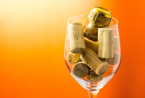 Tappi di sughero in bicchiere di vino — Foto Stock