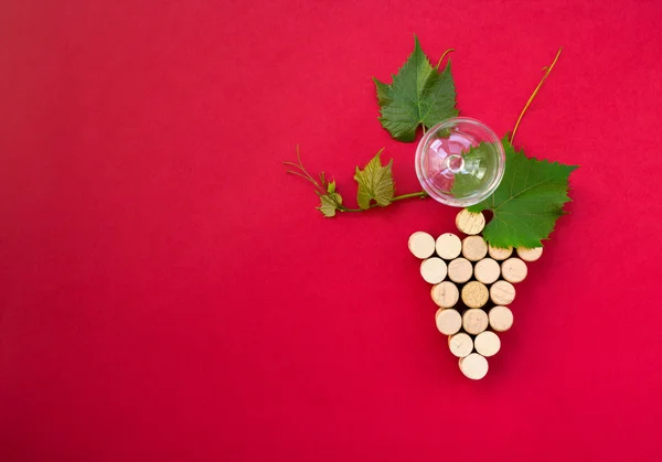 Kreativer Traubenstrauß mit Weinglas und Copy-Space — Stockfoto