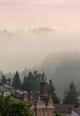 Dağ sis çatılı evler sahne. Vladimir Vatr evinden
