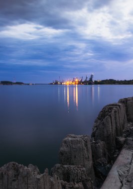Arka plan üzerinde Vinçler ile gece çekimi