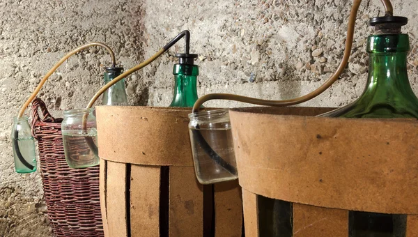 Prozess der Gärung von Wein in halbherzigem Wein — Stockfoto