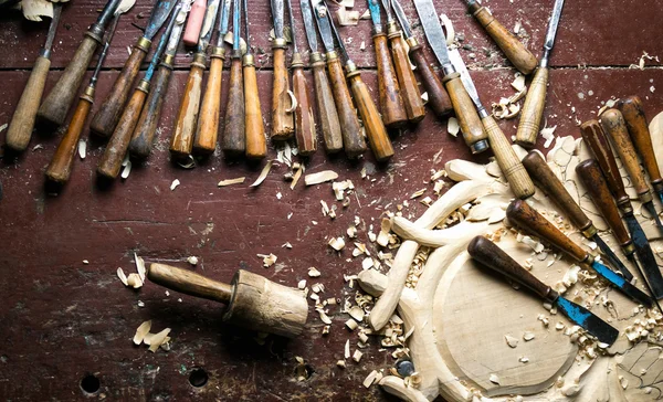 Wood carving verktyg på arbetsbord — Stockfoto