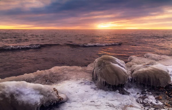 Salida del sol con piedra sobre hielo. Paisaje invierno — Foto de Stock