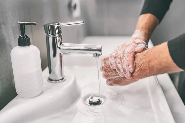 Tvätta händerna gnugga med tvål man för att förebygga koronavirus, hygien för att sluta sprida coronavirus — Stockfoto