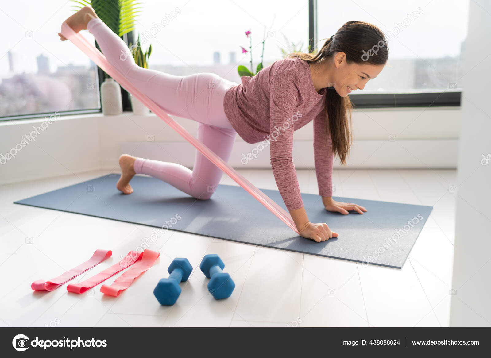 Mulher asiática fazendo exercício com elástico de fitness no ginásio