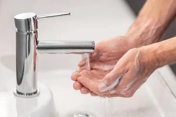 Handen wassen wrijven met zeep man voor corona virus preventie, hygiëne om te stoppen met het verspreiden van coronavirus — Stockfoto