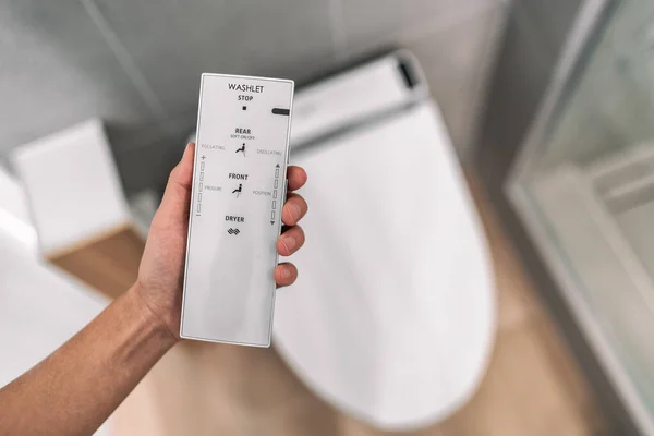 トイレタリーペーパーを使用せずに水で洗浄洗浄を容易にリモートでスマート日本のビデ自動トイレウォシュレット。家庭用バスルームでは — ストック写真