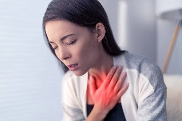 COVID-19 δύσπνοια Στεφανιαίος βήχας αναπνευστικό πρόβλημα. Ασιάτισσα γυναίκα αγγίζει το στήθος στον πόνο με κόκκινο τονισμένη περιοχή. αναπνευστικά συμπτώματα πυρετός, βήχας, σωματικοί πόνοι — Φωτογραφία Αρχείου