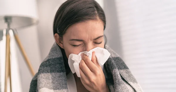 Hosta i vävnad som täcker näsa och mun vid hosta enligt COVID-19 hygienriktlinjer för förebyggande av spridning av coronavirus. Asiatisk kvinna sjuk med influensa hemma — Stockfoto