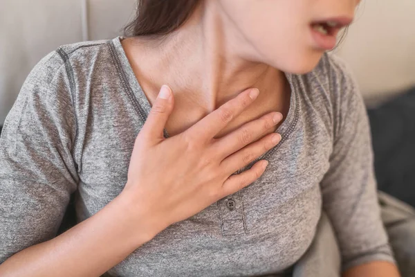 COVID-19 falta de ar pneumonia mulher com sintomas do vírus Corona, tais como febre, dores no corpo dificuldades respiratórias — Fotografia de Stock