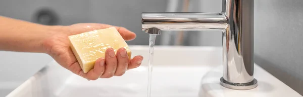 Corona virüsü, COVID-19 'da sabunla ellerini yıkıyor. Coronavirüs salgını için el hijyeni. El yıkama panoramik pankart başlığıyla koruma — Stok fotoğraf