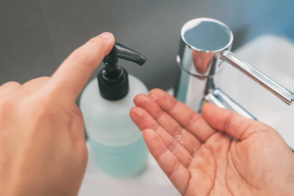 Handen wassen met zeep hoe stap 2 te wassen: spuit vloeistof uit zeepfles dispenser om handen tegen elkaar te wrijven — Stockfoto