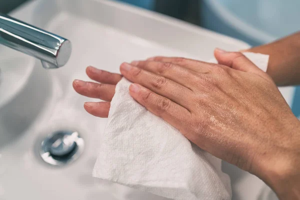 Handen wassen stappen voor persoonlijke hygiëne COVID-19 preventie drogen hand met papieren handdoek na handwas. Coronavirus infectie preventief reinigen — Stockfoto