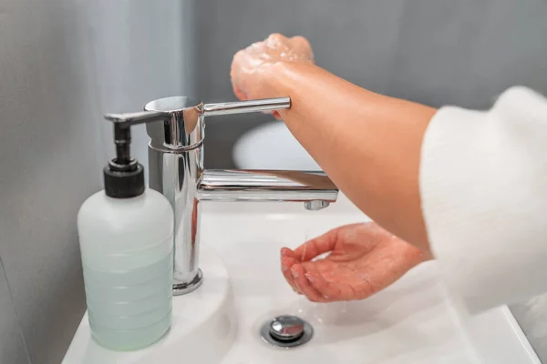 Lavarse las manos higiene paso cierre grifo grifo con el brazo en lugar de la mano después de secar las manos para la prevención de la contaminación COVID-19. Precaución en el baño — Foto de Stock