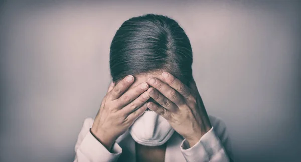 COVID-19 Αγχος γυναίκα επιχειρηματίας κλαίει κάλυψη προσώπου μάσκα με τα χέρια Coronavirus απασχόληση άγχος ύφεση — Φωτογραφία Αρχείου