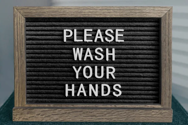 COVID-19 handen wassen coronavirus verspreiden preventie bericht van handwas hand hygiëne corona virus tekst voor washanden.BLACK bord met letters WASH uw handen — Stockfoto