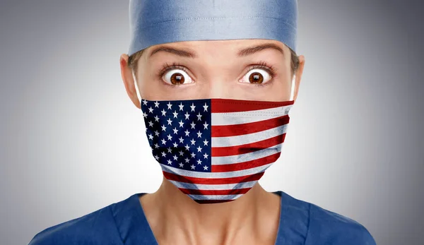 Aziatische Amerikaanse arts geschokt voor COVID-19 crisishulp met USA vlag op chirurgisch masker. Zorgverleners die PPE nodig hebben helpen COVID-19 Coronavirus te bestrijden — Stockfoto