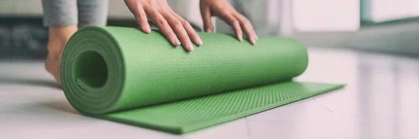 Home meditatie vrouw rollen yoga oefening mat in woonkamer voor pilates workout online klasse banner panoramisch appartement levensstijl — Stockfoto
