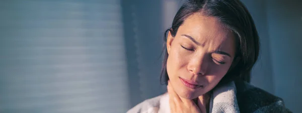 COVID-19 Coronavírus sintomas de gripe fria dor de garganta, tosse e febre. Corona vírus Asian Lady com dor ficar em casa banner panorâmico — Fotografia de Stock