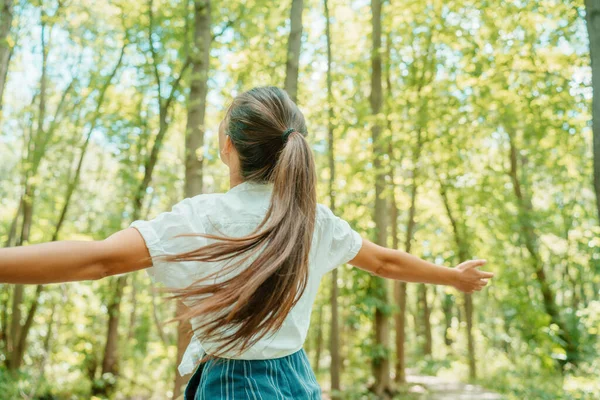 Szczęśliwa kobieta w lesie z otwartymi ramionami, oddychająca czystym powietrzem. Środowisko, brak zanieczyszczeń zdrowy naturalny styl życia. Wolny duch w lesie — Zdjęcie stockowe