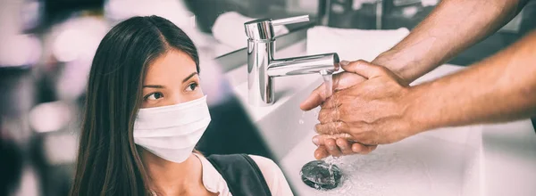 Coronavirus Wuhan Çin salgını yüz maskesi takan Asyalı Çinli kadın ile sabun panoramik pankartıyla sürtünen sıcak suda ellerini yıkayan adam karşı karşıya. — Stok fotoğraf
