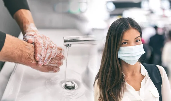 空港の旅行や公共交通機関のスペースでのコロナウイルスの拡散を防ぐためのコロナウイルス保護方法。顔のマスクを身に着けているアジアの女性と男性の手を洗う石鹸手衛生 — ストック写真