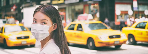 Corona virus reisverbod China vrouw toerist lopen in New York stad straat dragen chirurgische masker coronavirus bescherming, uitbraak verspreiding angst. Panoramische banner achtergrond van taxi 's — Stockfoto