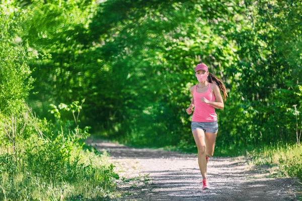 Máscara corona vírus COVID-19 corredor atleta vestindo máscara jogging fora em execução treino na natureza parque de verão. Esporte estilo de vida asiático jovem mulher — Fotografia de Stock