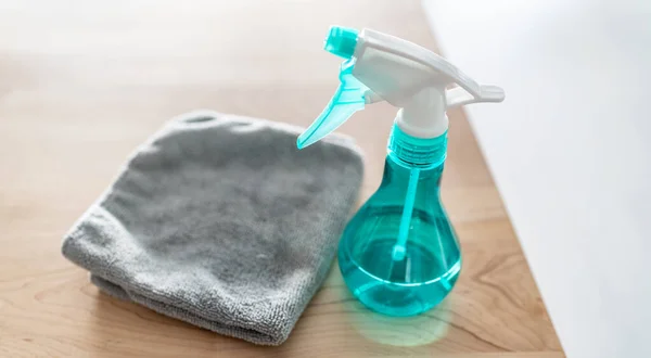 Ev mutfağının temiz yüzeyi için havluyla dezenfektan sprey şişesi. — Stok fotoğraf