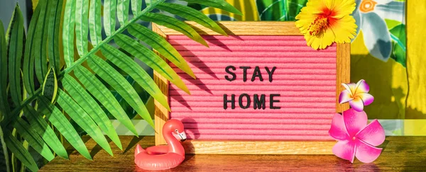 STAY HEM tecken för sommarsemester planer under COVID-19 reseförbud. Tropisk bakgrund med palmblad, blommor, flamingo pool flyta — Stockfoto