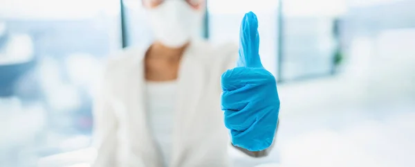 Coronavirus éxito feliz investigador de laboratorio de noticias haciendo pulgares hacia arriba con guantes médicos para la vacuna. PPE para COVID-19 banner sanitario panorámico — Foto de Stock