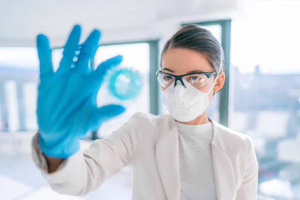 Coronavirus Laboratuvarı araştırmacısı kadın araştırmacı Corona virüsünün mavi COVID-19 modelini içeren aşı tedavisini buldu — Stok fotoğraf