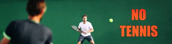 Tennisspillere som spiller på banen har IKKE ALLOWED banner panoramautskrift. Ingen idrett under COVID-19 for sosial distanse – stockfoto