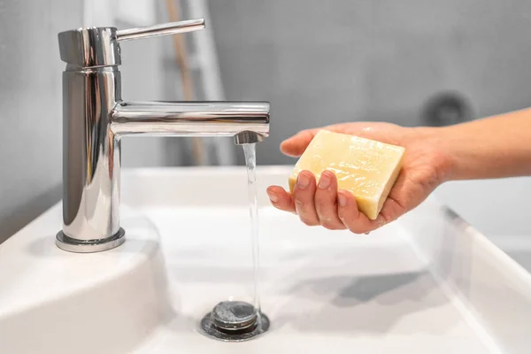 Corona virus handen wassen met zeep bar thuis COVID-19 preventie. Handhygiëne bij een coronavirusuitbraak. Bescherming door handwas handwas — Stockfoto