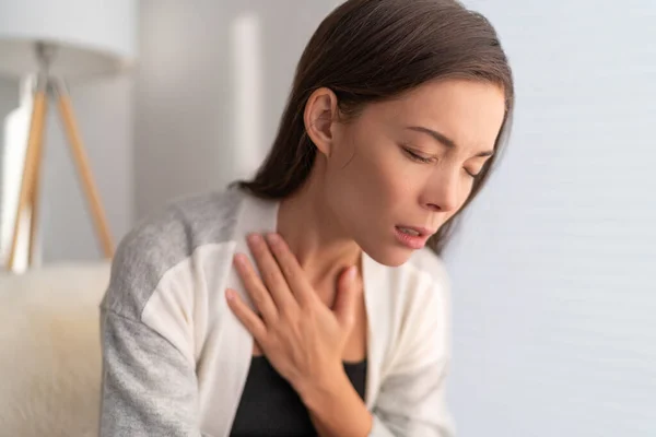 COVID-19 dificultad respiratoria mujer con dificultad respiratoria Problema respiratorio por Coronavirus. chica asiática en el dolor tocando el pecho síntomas respiratorios fiebre, tos, dolores de cuerpo —  Fotos de Stock