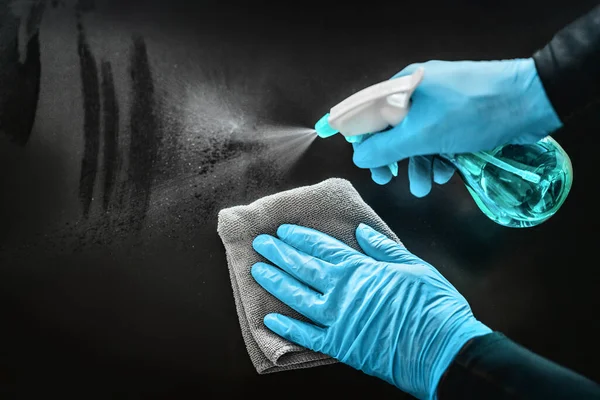 Limpieza de superficies desinfectando el hogar con toallitas antibacterianas desinfectantes protección contra la propagación de COVID-19 con guantes azules médicos. Desinfectar superficies de prevención en hospitales y espacios públicos — Foto de Stock
