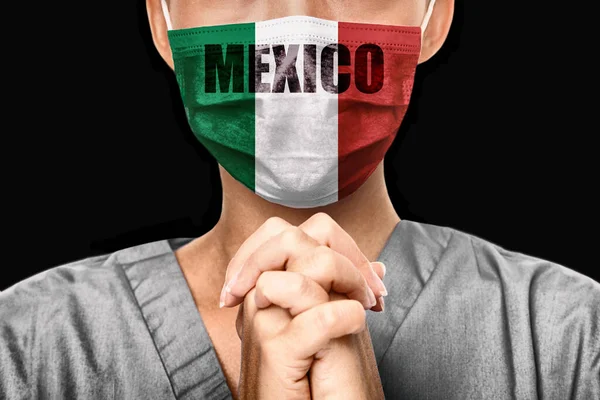 Rugăciune pentru Mexic. Focar de pandemie de coronavirus. Doctorul se roagă pentru ajutor. Tânără femeie medic chirurg sau asistentă medicală purtând mască cu steag mexican și fundal text — Fotografie, imagine de stoc
