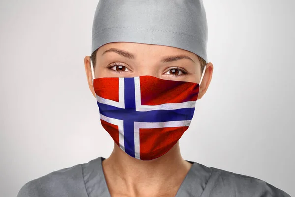 Noruega COVID-19 mulher médica usando EPI máscara protetora com bandeira norueguesa para prevenção de coronavírus. Enfermeira asiática feliz. Assistência aos trabalhadores da saúde — Fotografia de Stock