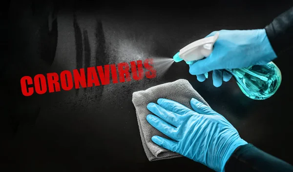 Le coronavirus désinfectant nettoie les surfaces en nettoyant la maison en vaporisant du texte rouge avec un vaporisateur désinfectant contre COVID-19 portant des gants bleus. Assainir la prévention des surfaces — Photo