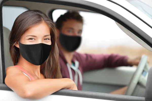 Förare och asiatisk passagerare kvinna bär ansiktsmasker glad porträtt i bil körning köpa ny bil eller instruktör med förare för test på körskola — Stockfoto